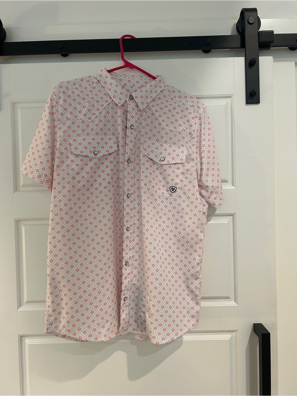 Ariat Men's Short-Sleeve Button-Up Shirt - White with Pink pearl snap